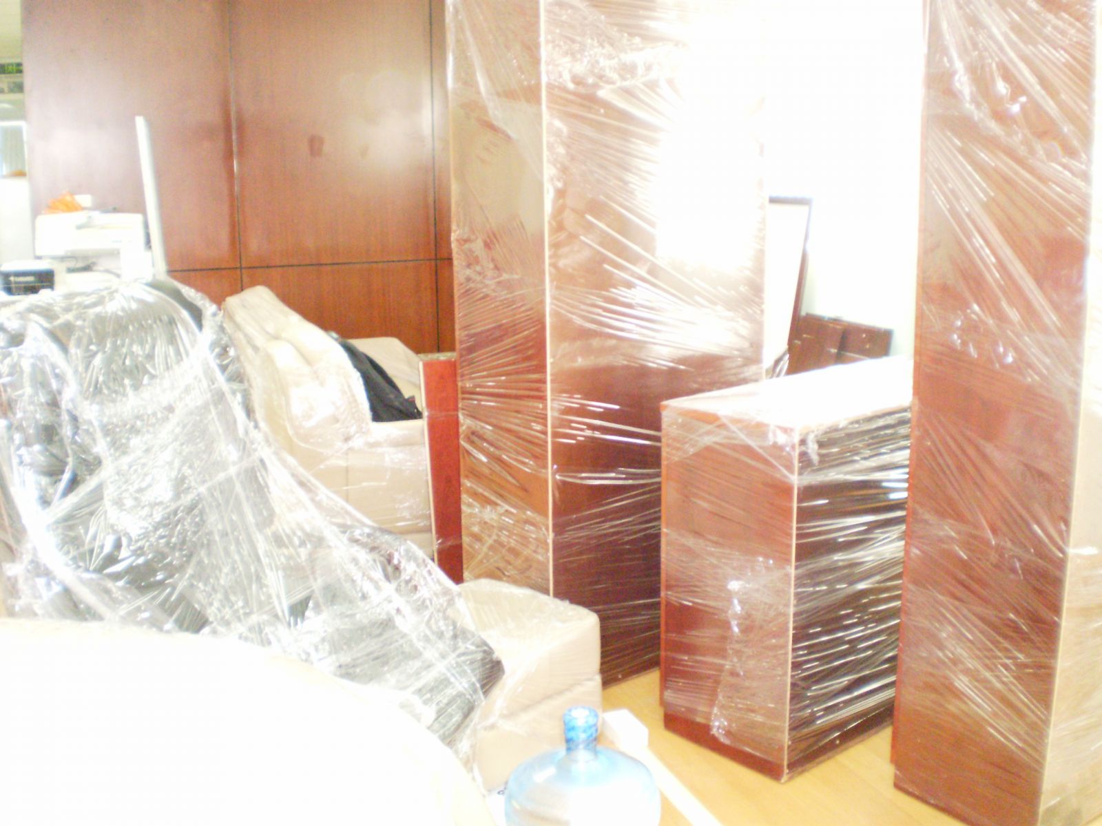 Giường, bàn ghế, tủ quẩn áo sẽ được bọc dán bằng màng nilon khi sử dụng dịch vụ xe ba gác chuyển nhà 
